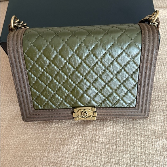 CHANEL Le Boy Green calfskin and Brown suede Quilted Bag with aged gold hardware - Picture 1 of 11